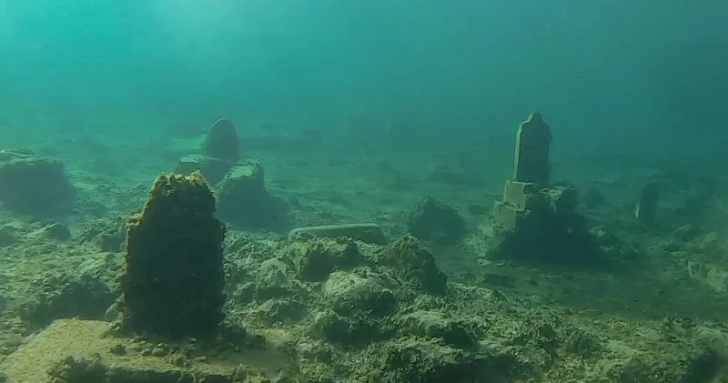 Su altındaki yaklaşık 2 bin 400 yıllık tarihi yapılar görüntülendi
