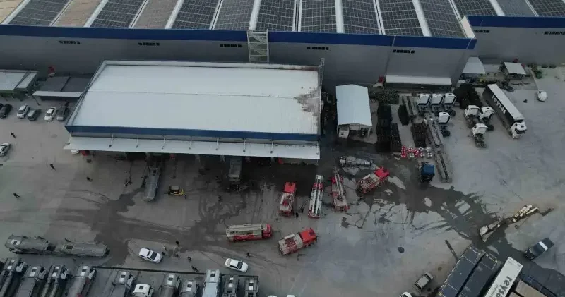 Sakarya da lojistik firmasında yangın: Bir itfaiye eri yaralandı Gündem Haberleri