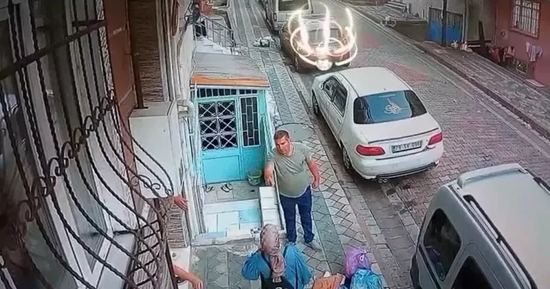 Sultangazi de husumetli olduğu komşusuna sokakta yumrukla saldırdı