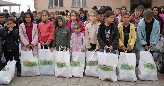 Muş un ücra köylerindeki bin çocuğa bayram sevinci Muş Haberleri