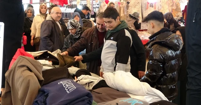 Kütahya da kıyafet pazarı vatandaşların akınına uğruyor Ramazan Bayramı yaklaşırken esnafı ve vatandaşları bayram telaşı sardı Kütahya Haberleri