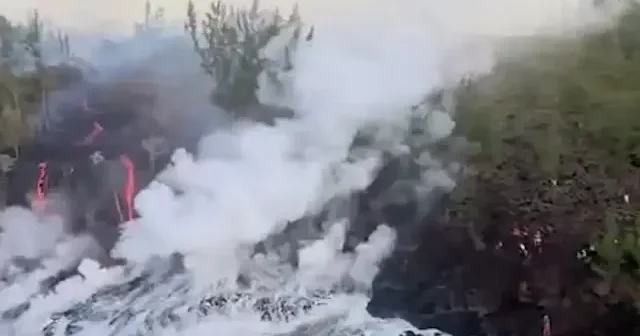 Reunion Adası’nda yanardağdan akan lav Hint Okyanusu na akıyor VİDEO İZLE