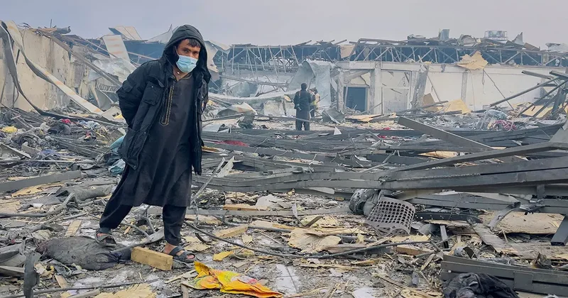 Pakistan Afganistan’ı vurdu! Yüzlerce can kaybı var! Saldırının hedefi dikkat çekti