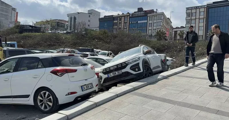 Arnavutköy’de park etmek isterken araçların üzerine çıktı