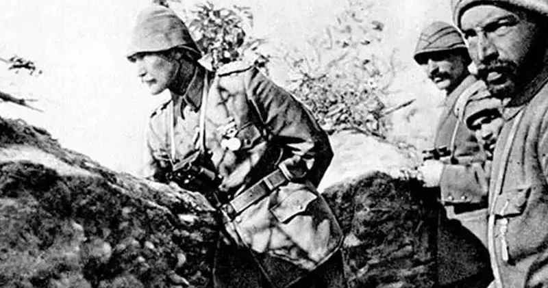 Atatürk, 18 Mart ta denetime giderken bombardımana yakalanmış