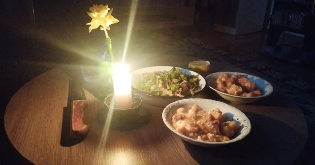 Bilecik te elektrik kesintisi Ramazan sofralarını kararttı: Köylüler mum ışığında iftar yaptı Bilecik Haberleri