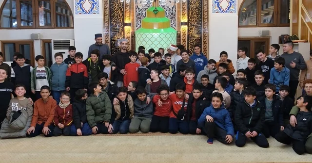 Teravih etkinlikleriyle öğrencilere manevi eğitim Erzincan da öğrenciler teravih buluşmalarında bir araya geliyor Erzincan Haberleri