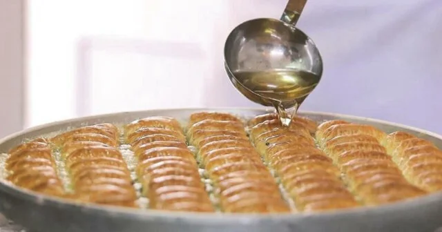 Baklava Şerbeti Ölçüsü: Baklava şerbeti nasıl yapılır? Baklava şerbeti sıcak mı, soğuk mu dökülür? Yemek Tarifleri