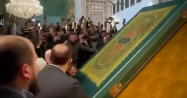 Kadir Gecesi’nde Emevi Camii’nde dünyanın en büyük Kur’an ı Kerim nüshalarından biri ilk kez sergilendi VİDEO İZLE