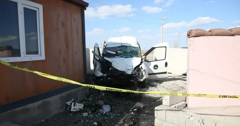 Denetim noktasında feci son: Bariyerlere çarpan sürücü öldü Niğde Haberleri