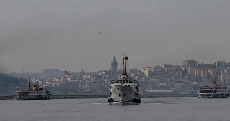 İstanbul da Boğazı trafiğe kapatıldı, seferler iptal