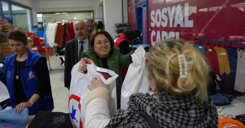 1800 çocuğa bayramlık dağıtıldı