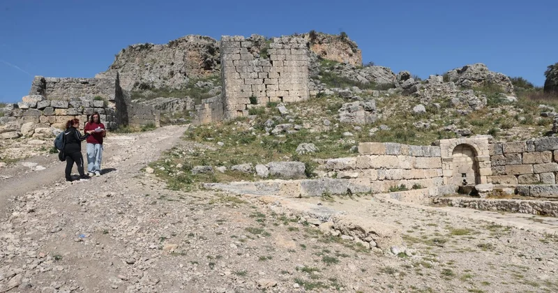 Sillyon Antik Kenti nde Osmanlı da köy meydanı olarak kullanılan alan belirlendi