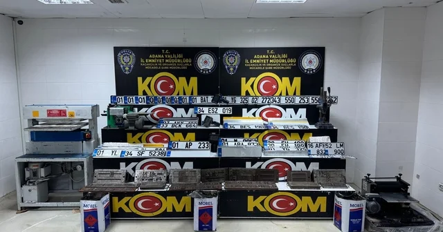Merdiven altı plaka basım atölyelerine baskın: 4 tutuklama APP olarak bilinen sahte plaka basan atölyelere yapılan baskınlarda yüzlerce plaka, karekod cihazları ve plaka basma makinesi ele geçirildi Adana Haberleri