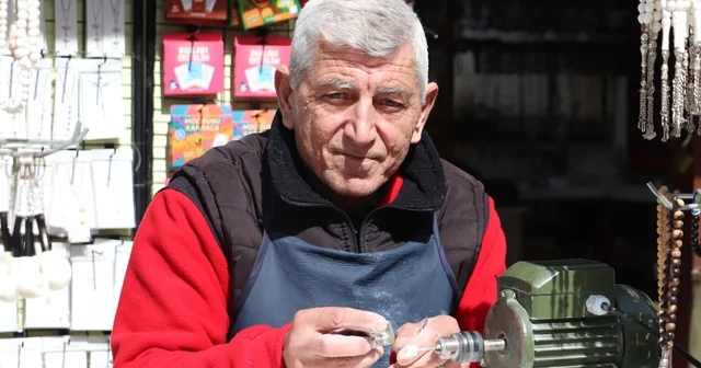 Lüle taşı ustası Mehmet Çalışkandinç bayram hareketliliğini değerlendirdi Odunpazarı esnafının bayram umudu: Turlar çok oluyor, yoğunluk bekliyoruz Bayram ziyaretçilerinin gözdesi: Lüle taşı tespih ve bileklikler Eskişehir Haberleri