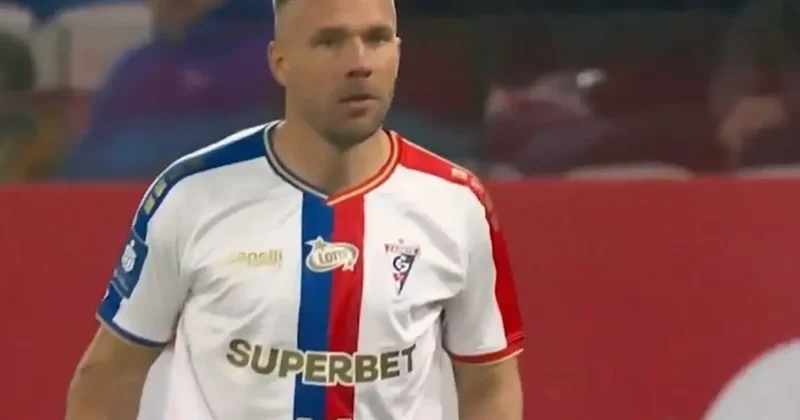 Maça girdi, 2 dakikada rakibini yumruklayıp çıktı