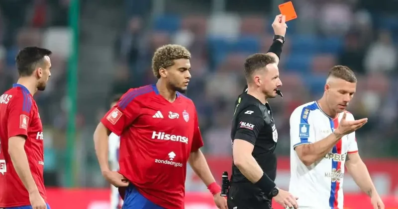 Galatasaray’ın eski yıldızı 2 dakika dayanamadı