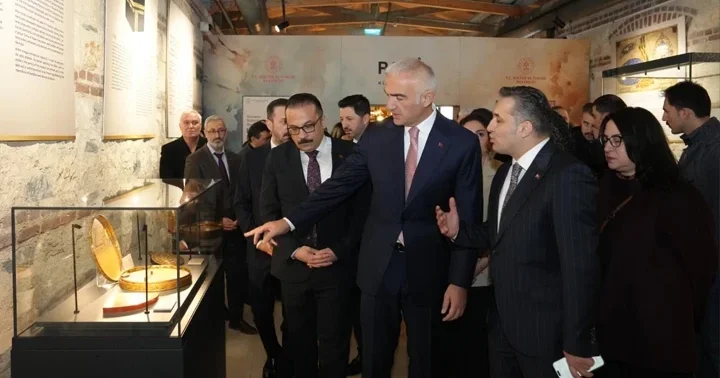 İki İznik Çinisi yıllar sonra yeniden Türkiye’de... Osmanlı sultanlarının kutsal emanet hürmeti gün yüzüne çıktı