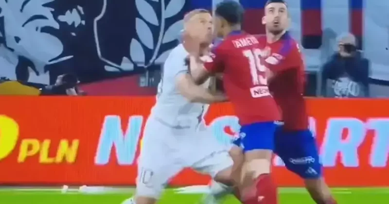 Ne yaptın Podolski!? Yumruk attı, kırmızı kart gördü Fanatik Gazetesi Futbol Haberleri Spor