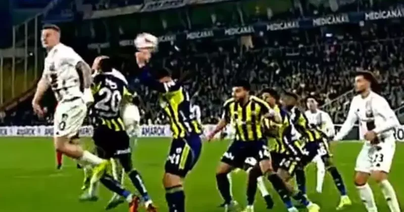 Kadıköy de VAR devrede! Hakem penaltı noktasını gösterdi