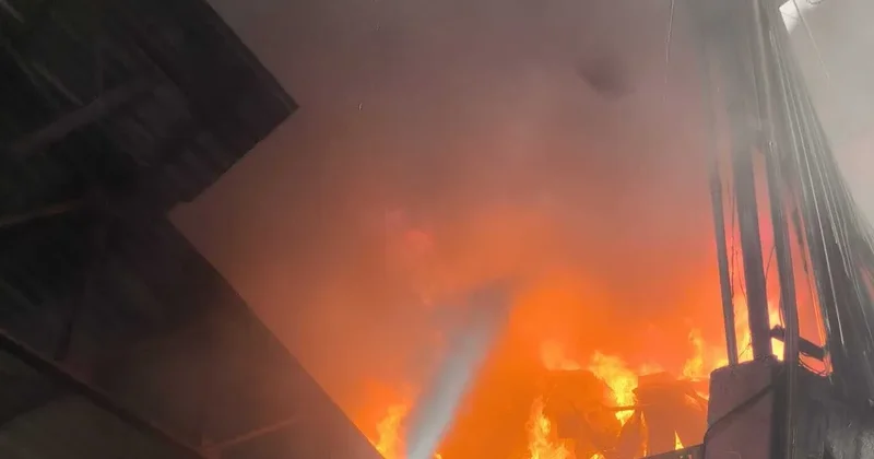 SON DAKİKA Adana’da yangın paniği: Geri dönüşüm tesisi alevlere teslim oldu!