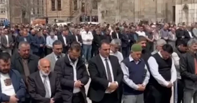 Şanlıurfa ve Kahramanmaraş taki okul saldırısında ölenler için gıyabi cenaze namazı kılındı VİDEO İZLE