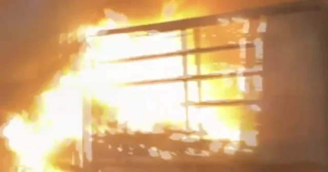 Seyir halindeki kamyonet tünelde alev aldı VİDEO İZLE