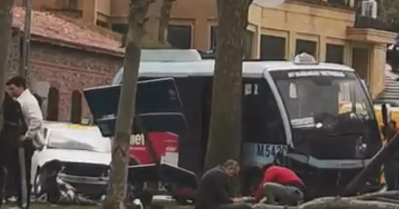 SON DAKİKA Beyoğlu nda dolmuş bariyerlere çarptı! Yaralılar var