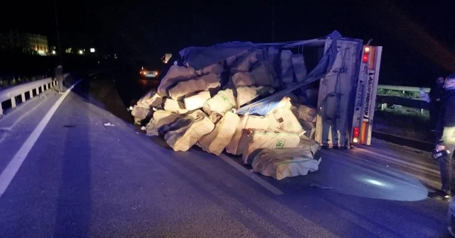 Bilecik te devrilen tırın sürücüsü yaralandı Bilecik Haberleri