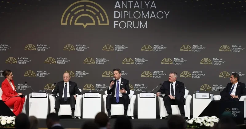 ADF2026 da enerji güvenliği masada! Bakan Bayraktar Türkiye nin nihai hedefini açıkladı