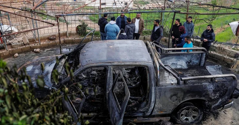 İşgalci İsrailliler, Batı Şeria da Filistinlilere ait 2 aracı ateşe verdi.