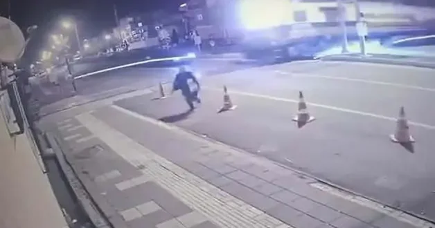 Diyarbakır da otomobil tren ile çarpıştı: Feci kaza kamerada