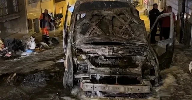 Fatih te park halindeki araç alev aldı: Kullanılamaz hale geldi VİDEO İZLE
