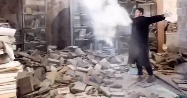 Gazze’de iki tıp öğrencisi İsrail in harabeye çevirdiği kütüphaneyi yeniden kurdu VİDEO İZLE