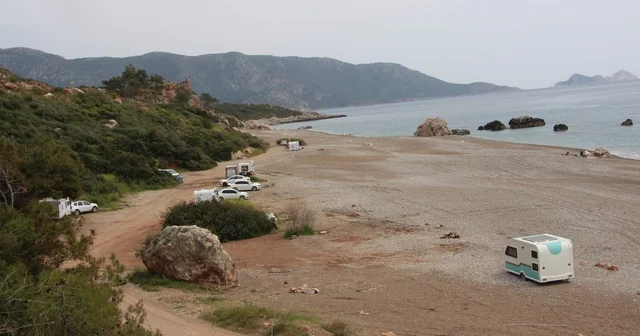 Kumluca da sahil ve kamu alanlarında karavan konaklaması yasaklandı, karavancılar bölgeden çıkarıldı Antalya da karavan tartışması Antalya Haberleri