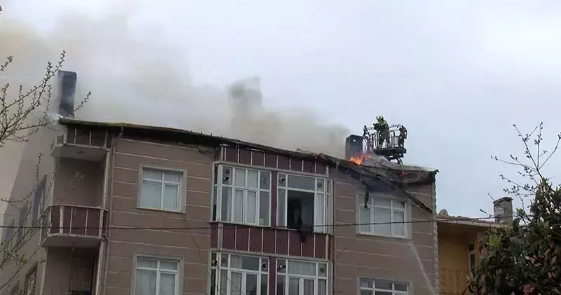 Ümraniye de 3 katlı binanın çatısında çıkan yangın söndürüldü