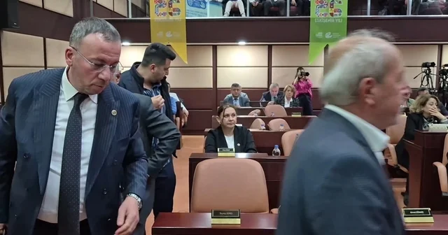 Eskişehir Büyükşehir Belediyesi Meclisi nde ESKİ gerginliği İstifa talep eden AK Parti Grubu Meclisi terk etti Eskişehir Haberleri