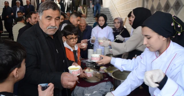 Muş ta öğrenciler, vatandaşlara çorba ikramında bulundu Muş Haberleri