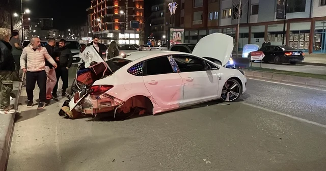 Sivas ta üç kişinin yaralandığı kazada araç hurdaya döndü: O anlar kamerada Sivas Haberleri