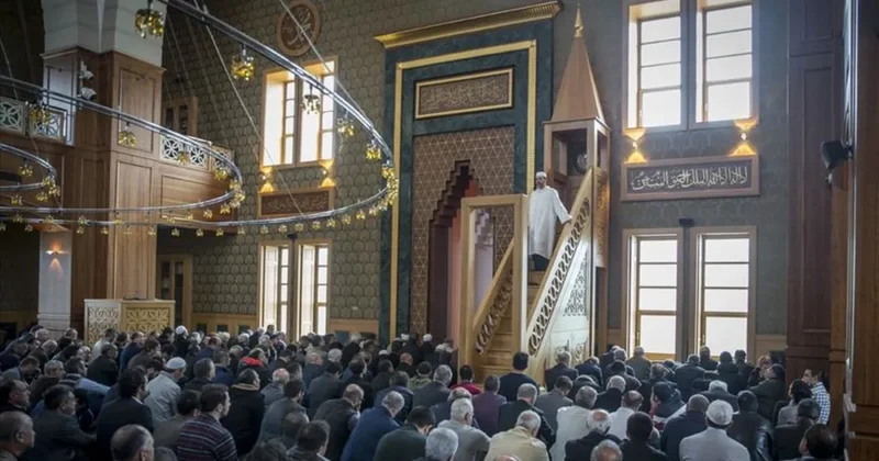 Diyanet İşleri Başkanlığı ndan cuma hutbesinde birlik ve beraberlik mesajı: Çocuklarımız çok yönlü kuşatma altında
