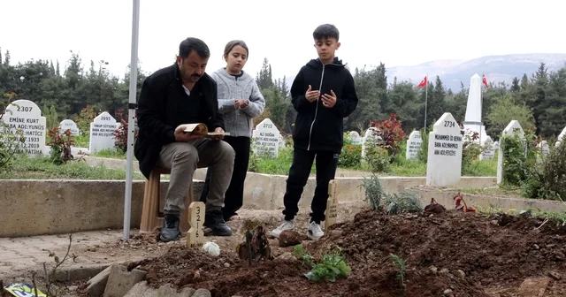 Saldırıda hayatlarını kaybeden öğrencilerin mezarlarını ziyaret edip gözyaşı döktüler Kahramanmaraş Haberleri