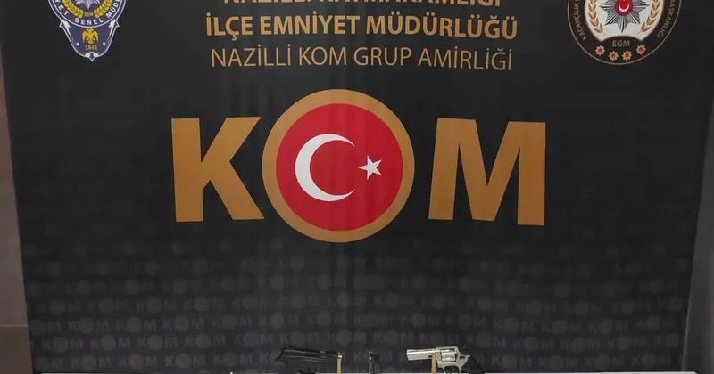 İşyerinde ruhsatsız silahlarla yakalandı