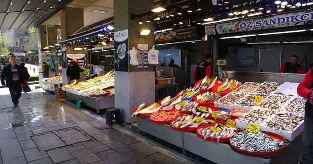 Denizlerde av yasağının başlamasının ardından tezgahlar kültür balıklarına kaldı Somon tezgahların yeni gözdesi oldu Trabzon Haberleri