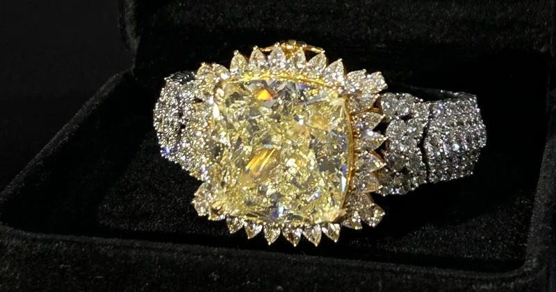 SON DAKİKA: 80 karat, 16 gram ve sarı elmasla işlenmiş pırlanta! Değeri: 3 milyon dolar Son dakika haberleri
