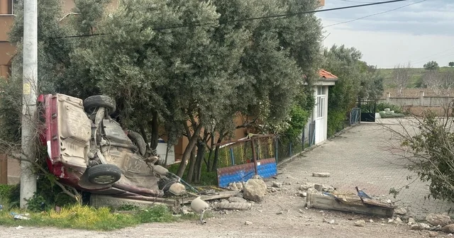 Uşak ta otomobil evin bahçe duvarına çarptı: 1 ölü, 1 yaralı Uşak Haberleri