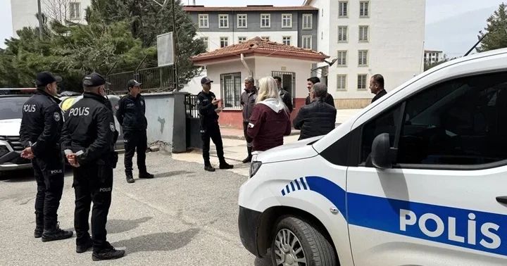Çanakkale de silahlı tehdit paylaşımı yapan lise öğrencisi gözaltına alındı