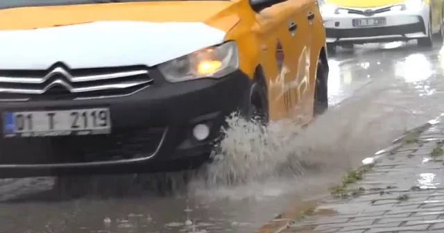 Adana da sağanak: Vatandaşlar zor anlar yaşadı VİDEO İZLE