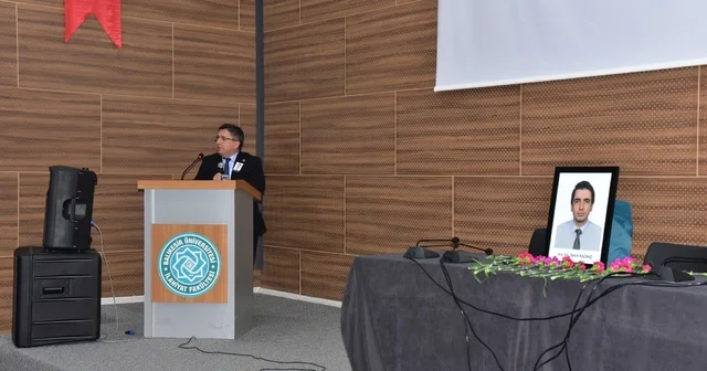 Hayatını kaybeden araştırma görevlisi için okulunda tören düzenlendi Balıkesir Üniversitesi Rektörü Oğurlu: Faillerin oluştuğu bataklığı kurutmaya yönelik bütün eğitimcilerimizin, hukukçularımızın daha çok çalışması lazım Balıkesir Haberleri