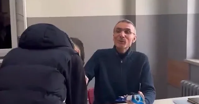 İmam hatipli öğrencilerden anlamlı akım: Öğretmene el kalkmaz eli öpülür VİDEO İZLE