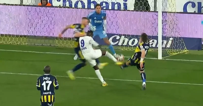 Tartışmalı hakem kararları! Fenerbahçe Rizespor maçına damga vuran pozisyonlar